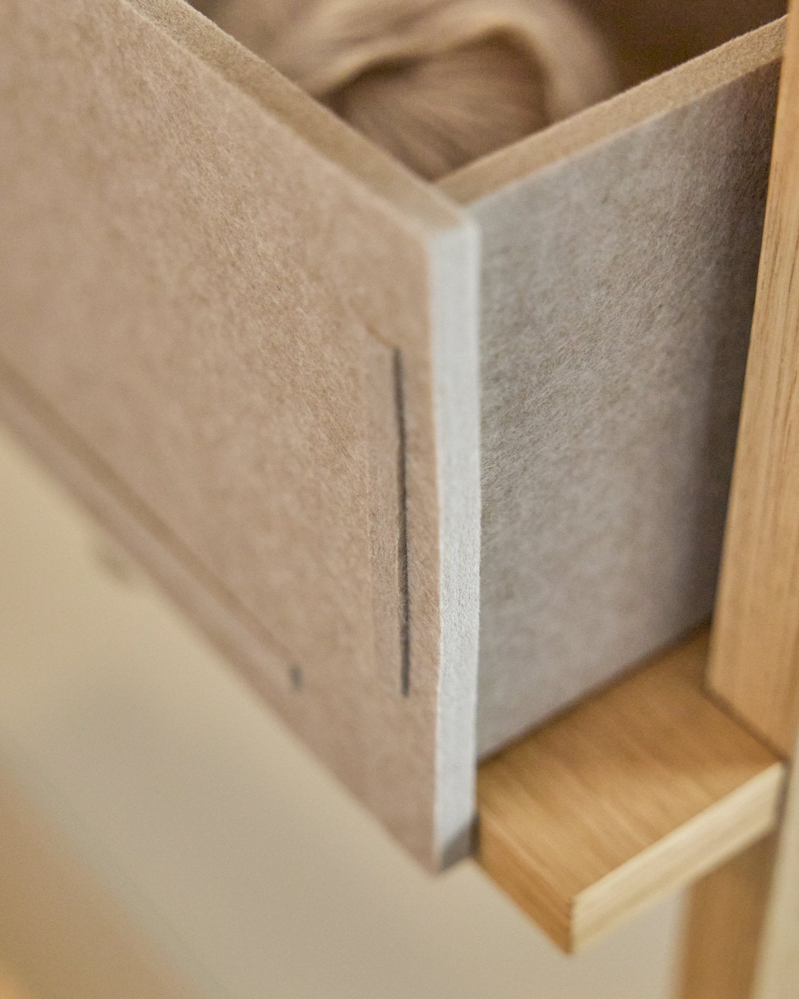 The Vigg Felt Box / BM2 in Beige by WoodUpp, a PET felt drawer with a wooden frame, designed for neutral-toned storage and compatible with Akupanel systems.